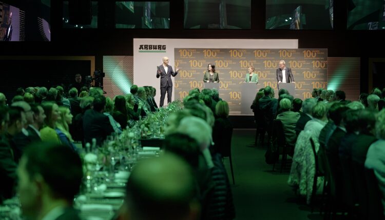 Partners kick off anniversary celebrations: Hundreds of enthusiastic guests listened intently to moderator Kai Spitzl's Q&A session with Juliane Hehl, Renate Keinath and Michael Hehl (from left).