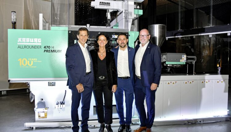 Celebrating "100 years of the Hehl family company" together in Querétaro: Managing Partner Juliane Hehl and Technical Director Guido Frohnhaus (right) from the parent company with Managing Director Guillermo Fasterling (left) and Sales Manager Edgar Calderón from Arburg Mexico.